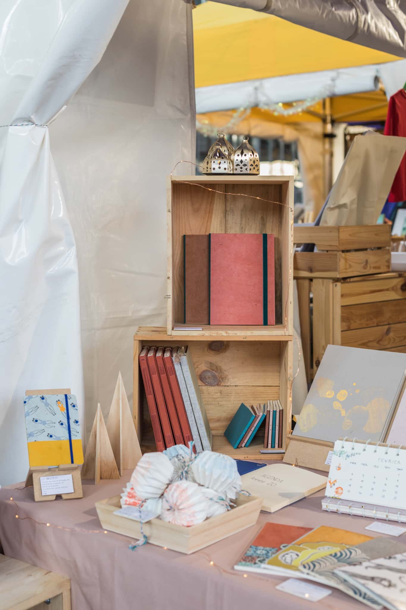 carnet présentés sur un stand