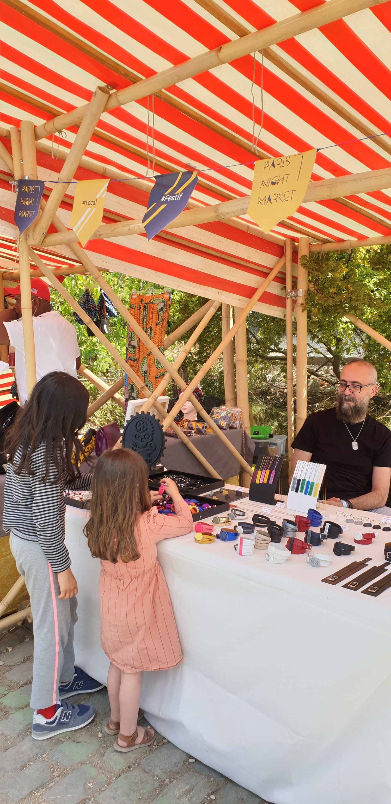 stand avec enfants marchés fertiles