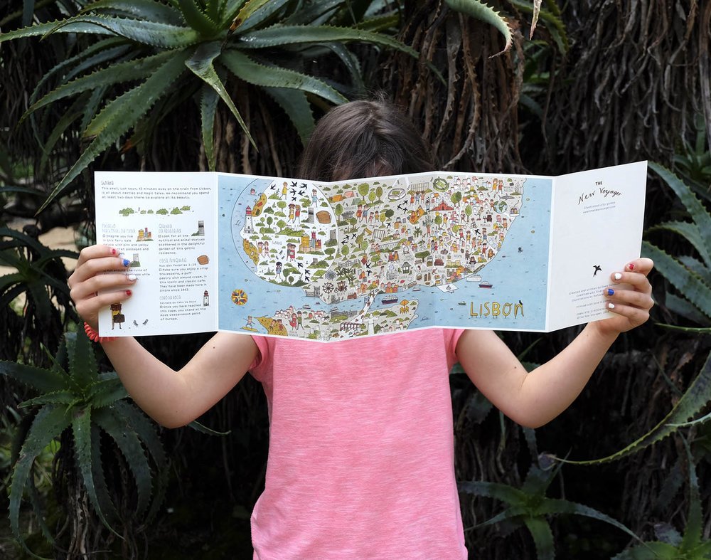 personne tenant une carte de Lisbonne
