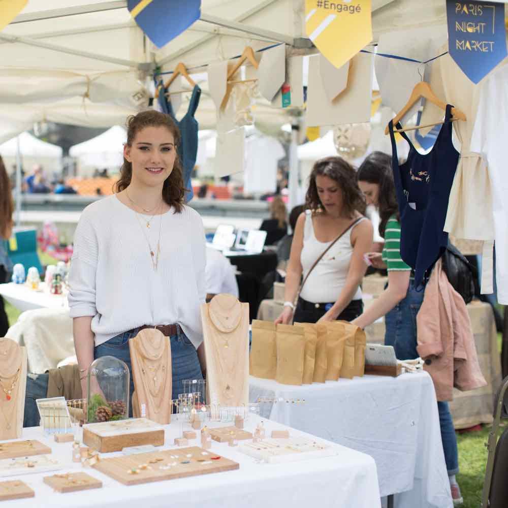 exposante présentant ses bijoux lors d'un événement
