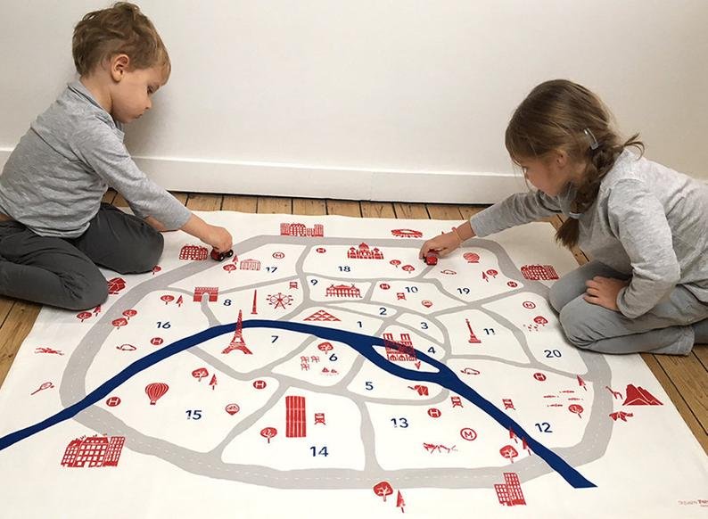 tapis de jeu Paris et deux enfants qui jouent